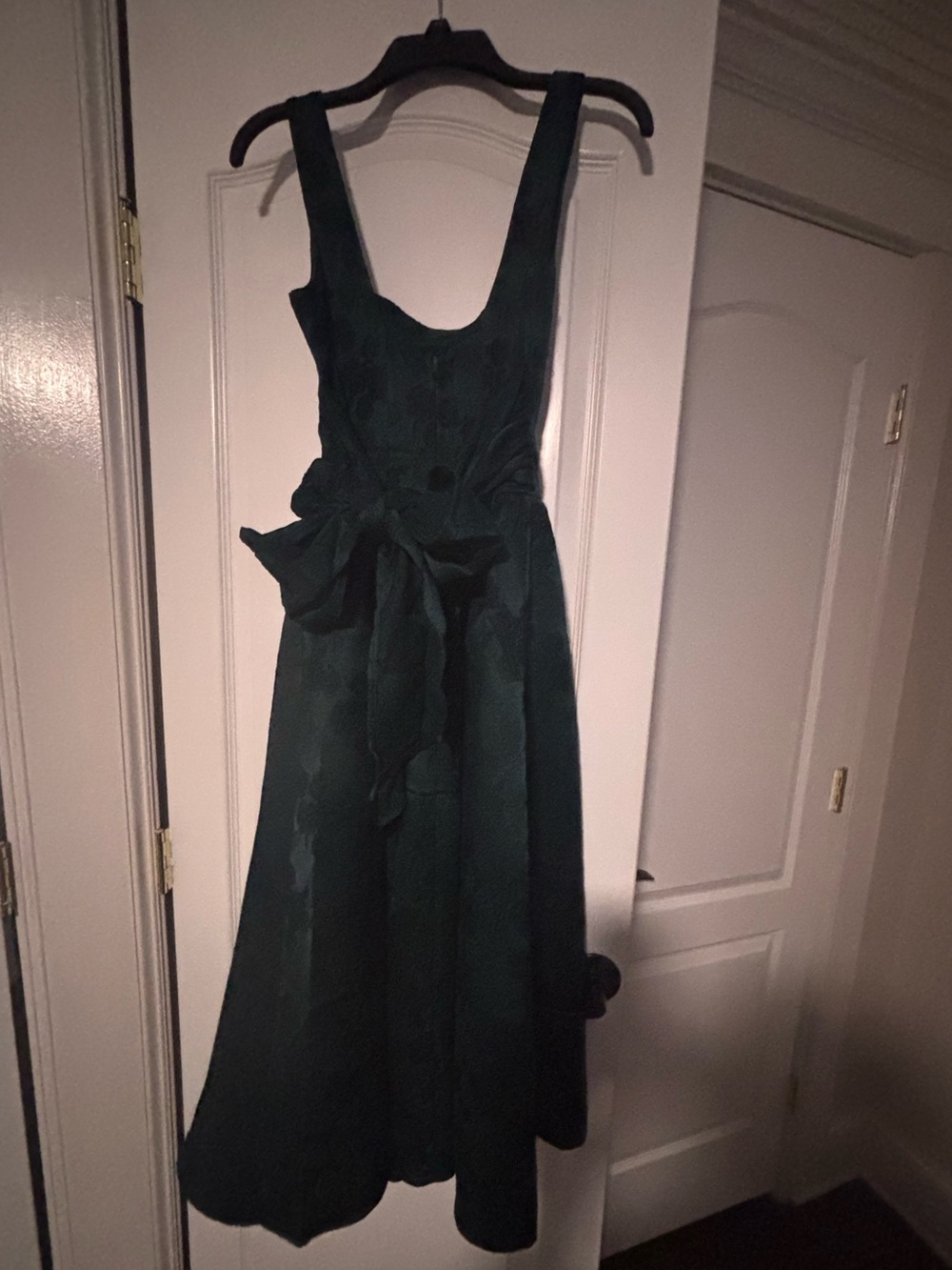 Francesca's Collections Deep Green Sleeveless Midi Dress with Waist Bow